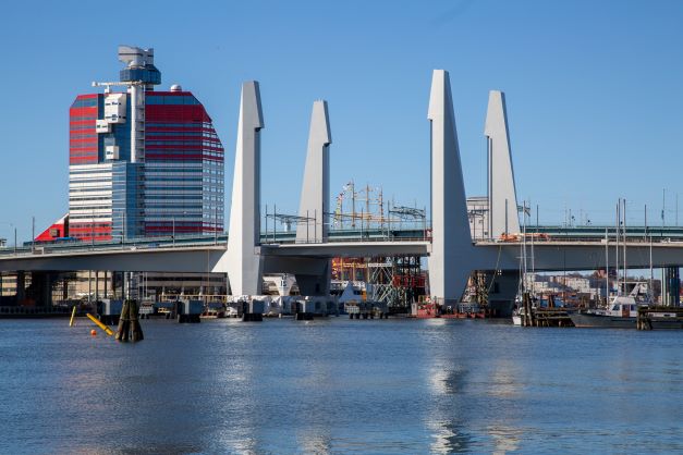 Sweden inaugurates new lift bridge image