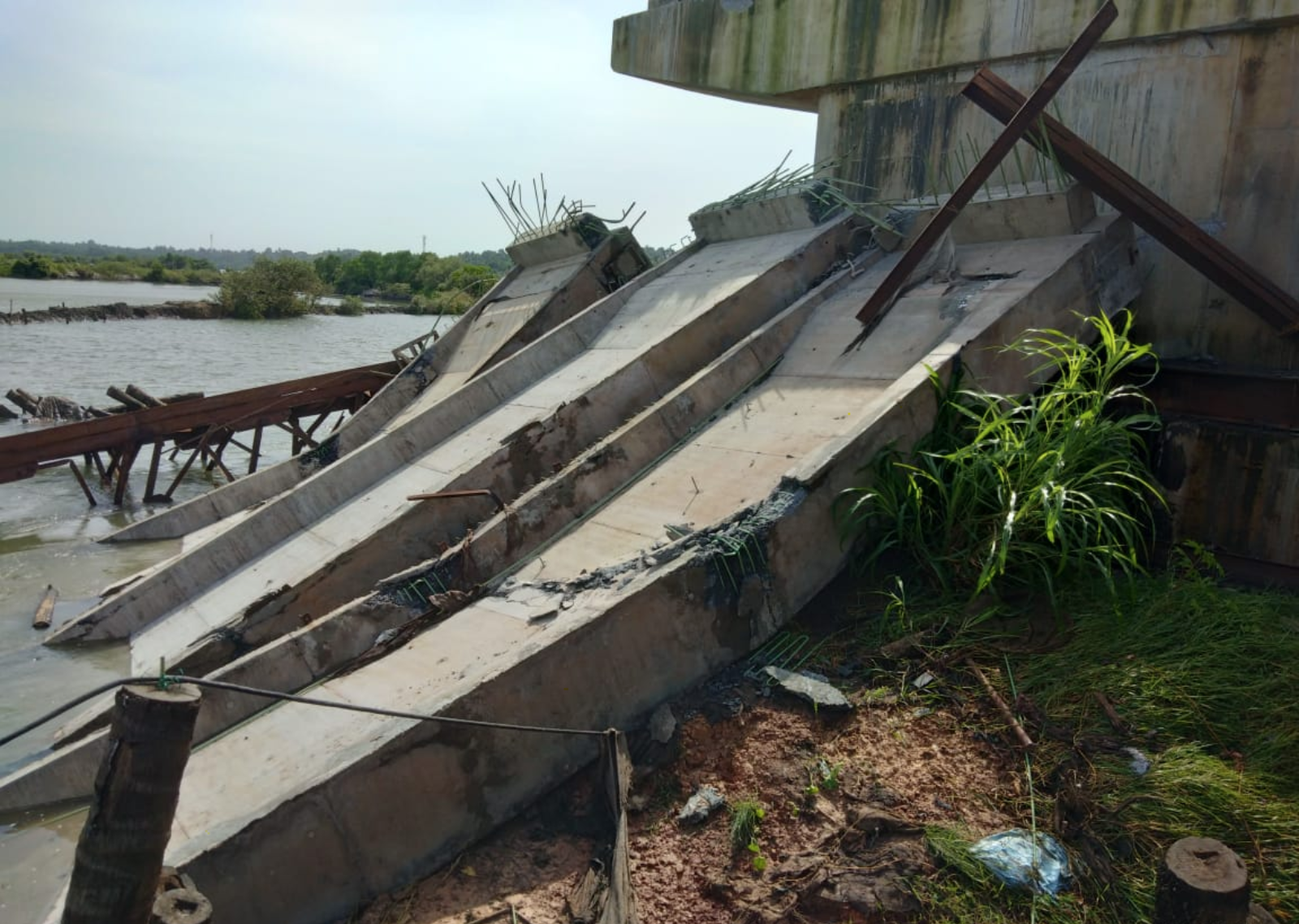 Under-construction bridge collapses in India logo 